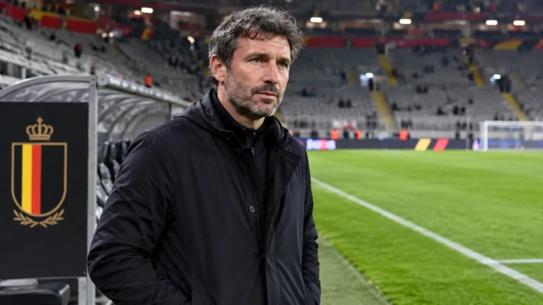 Mark van Bommel staat na een interland aan de rand van het veld bij de technische zone.