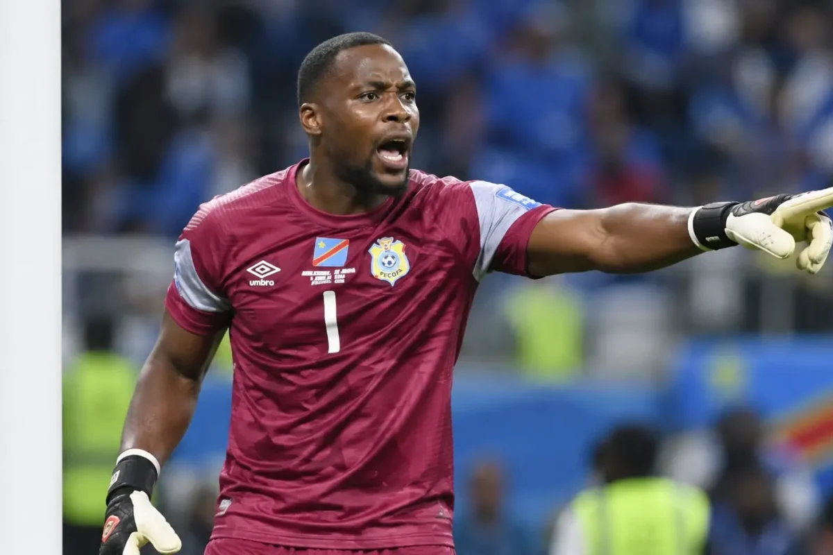 Lionel Mpasi in het shirt van DR Congo tijdens een wedstrijdmoment.