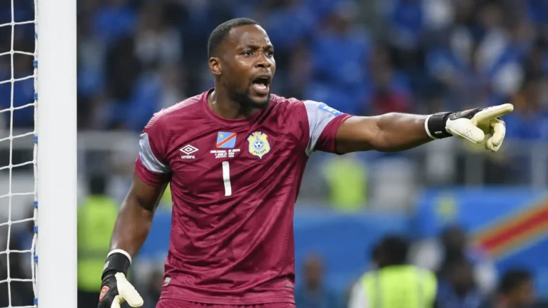 Lionel Mpasi in het shirt van DR Congo tijdens een wedstrijdmoment.
