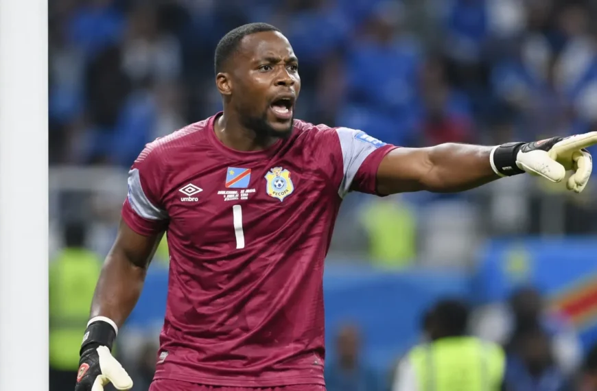 Lionel Mpasi in het shirt van DR Congo tijdens een wedstrijdmoment.