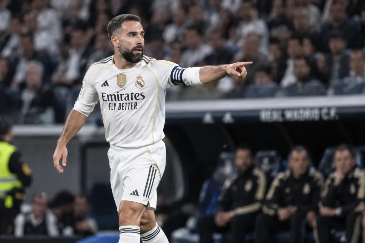 Dani Carvajal in het witte tenue van Real Madrid tijdens een wedstrijd.