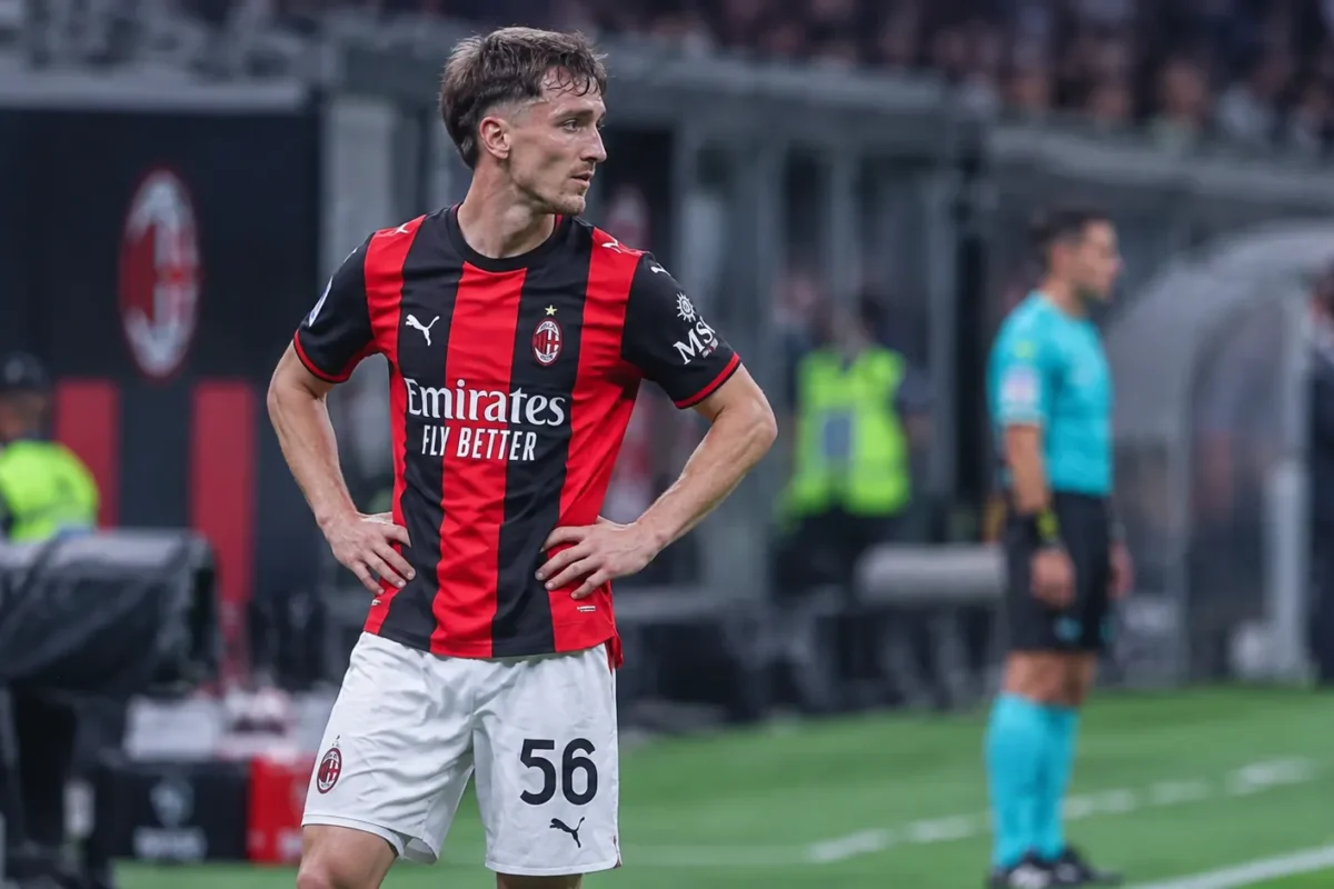 Alexis Saelemaekers staat rustig langs de zijlijn in het tenue van AC Milan.