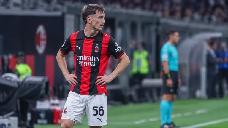Alexis Saelemaekers staat rustig langs de zijlijn in het tenue van AC Milan.