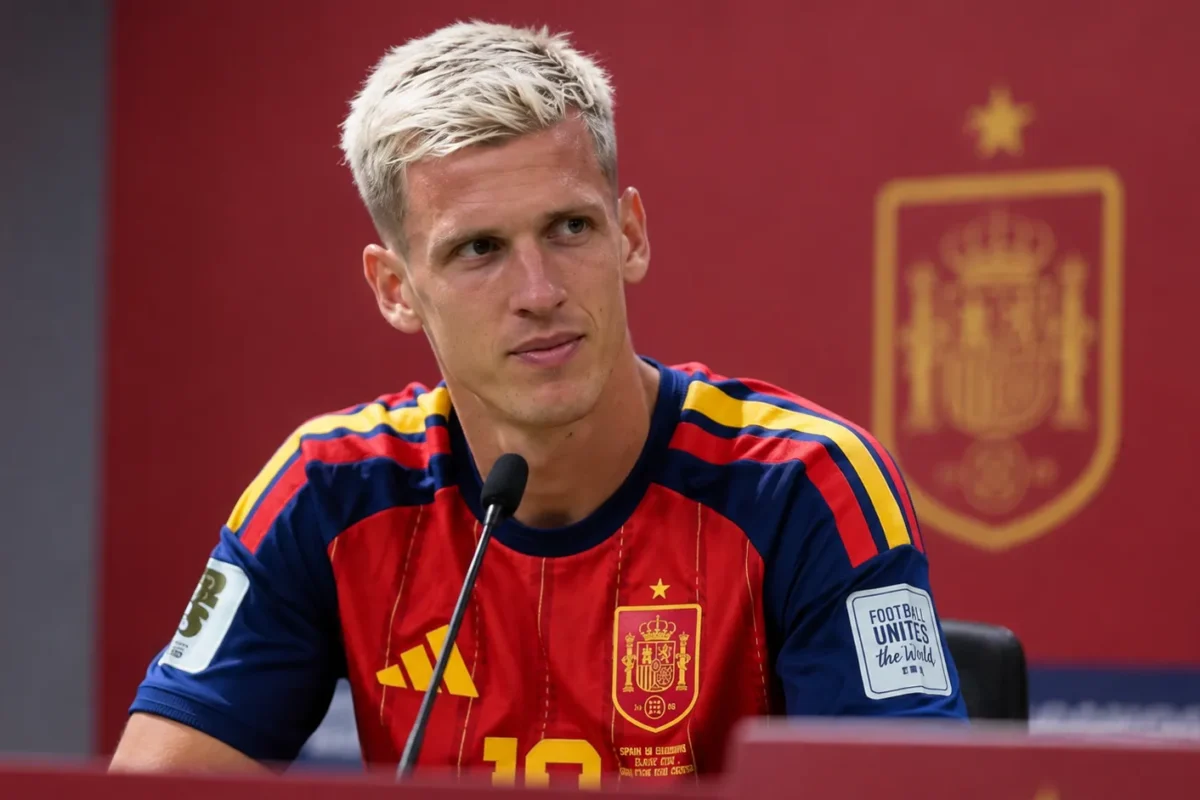 Dani Olmo in het shirt van Spanje tijdens een persconferentie.