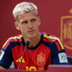 Dani Olmo in het shirt van Spanje tijdens een persconferentie.