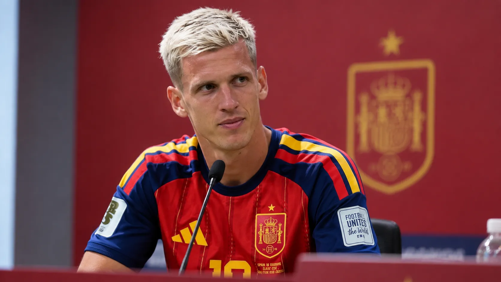 Dani Olmo in het shirt van Spanje tijdens een persconferentie.