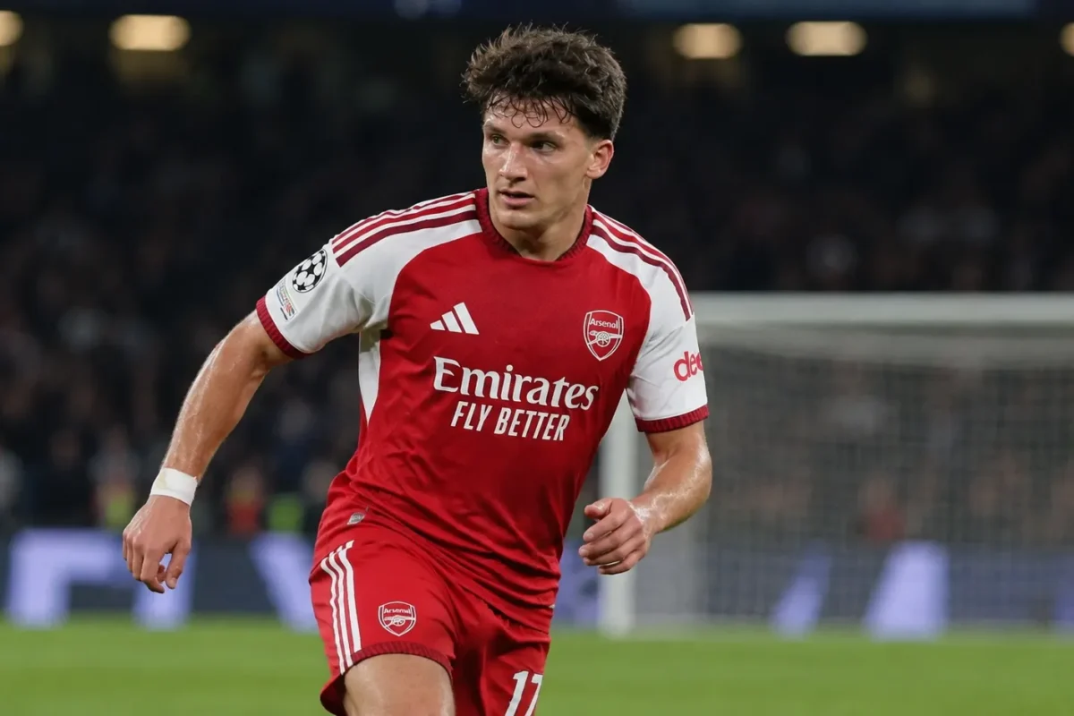 Christos Tzolis in Arsenal-tenue op het veld tijdens een avondwedstrijd.