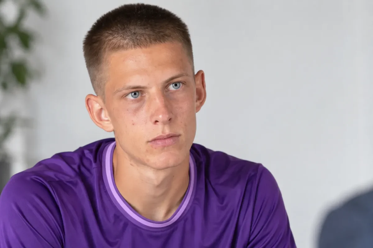 Lars Montegnies in een paarse voetbaltrui tijdens een rustig redactioneel portret.