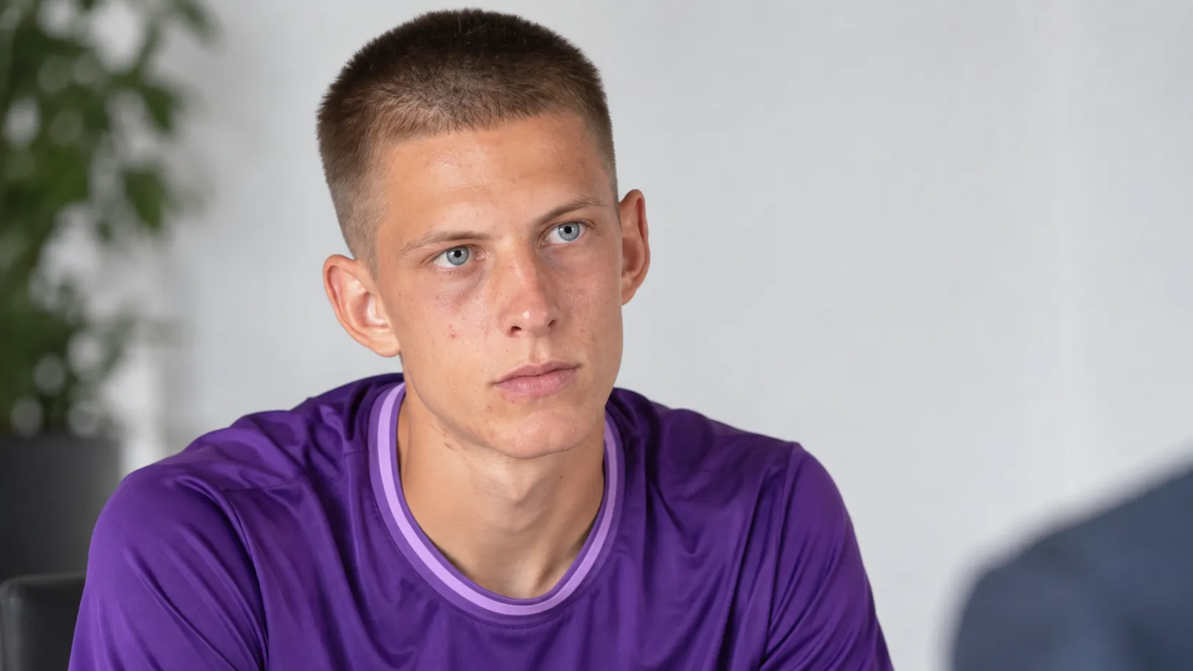 Lars Montegnies in een paarse voetbaltrui tijdens een rustig redactioneel portret.
