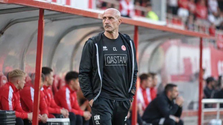 Een staflid van KV Kortrijk naast de dug-out in het Guldensporenstadion.