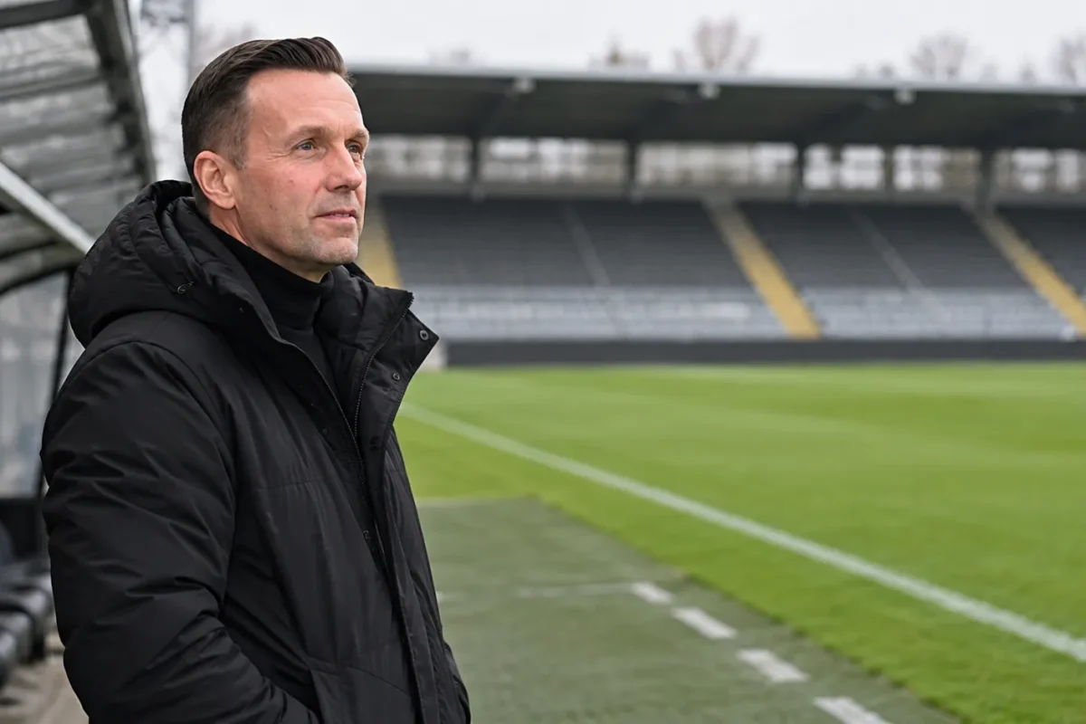 Ronny Deila in een rustige technische zone van een stadion.