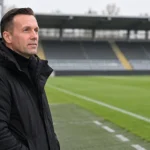 Ronny Deila in een rustige technische zone van een stadion.