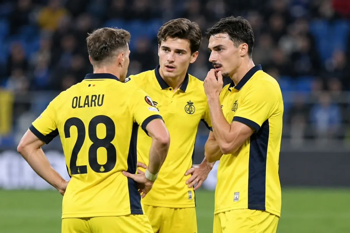 Drie spelers van Union overleggen op het veld in gele wedstrijdtenues.