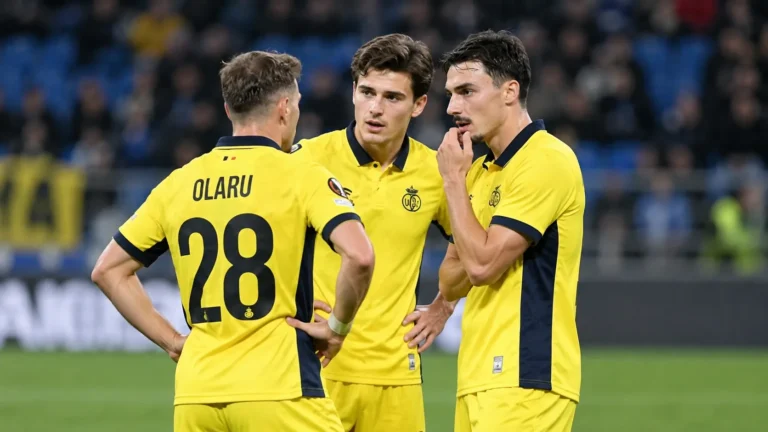 Drie spelers van Union overleggen op het veld in gele wedstrijdtenues.