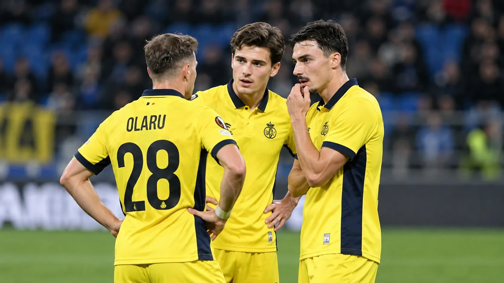 Drie spelers van Union overleggen op het veld in gele wedstrijdtenues.