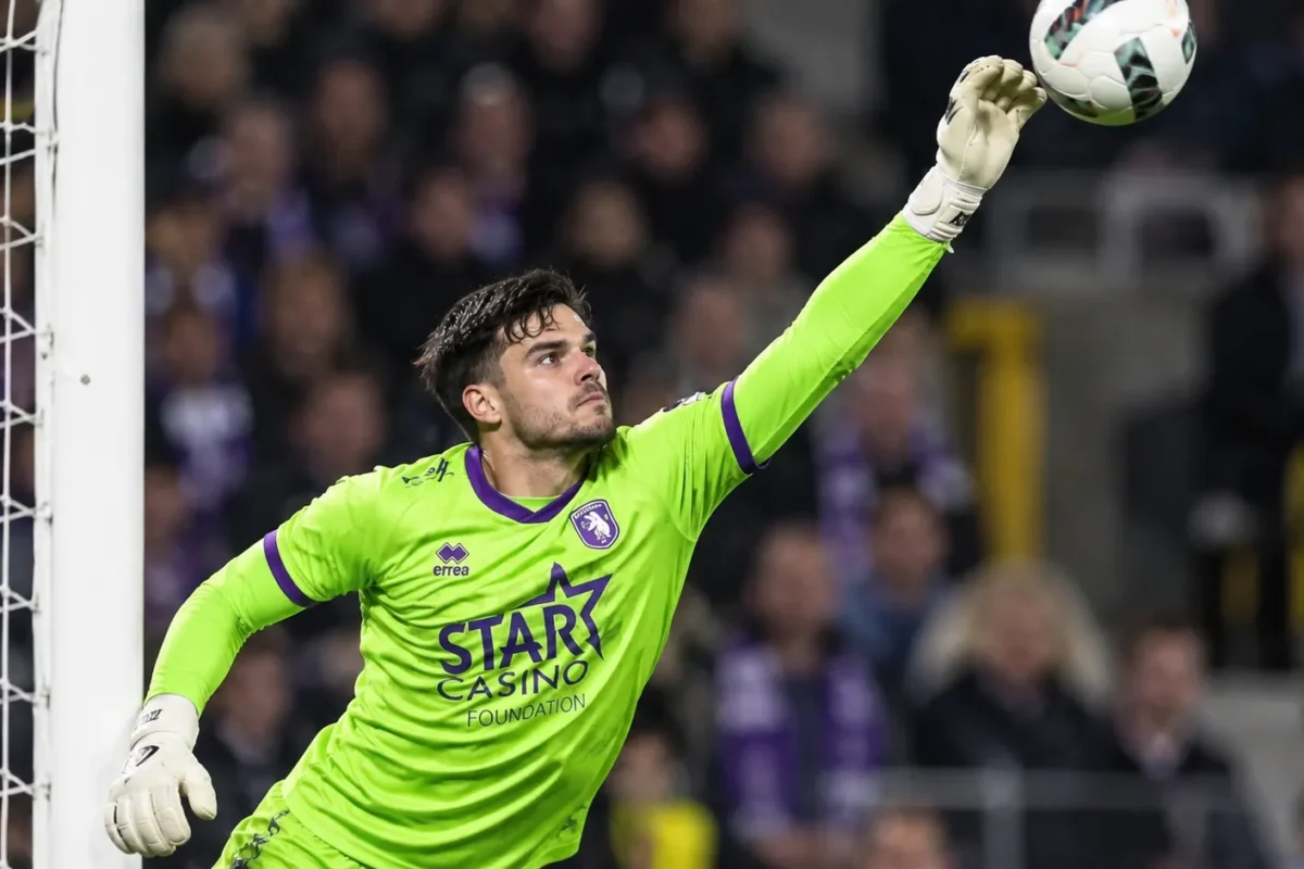 Nick Shinton als doelman van Beerschot in actie bij zijn doel.