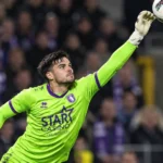 Nick Shinton als doelman van Beerschot in actie bij zijn doel.