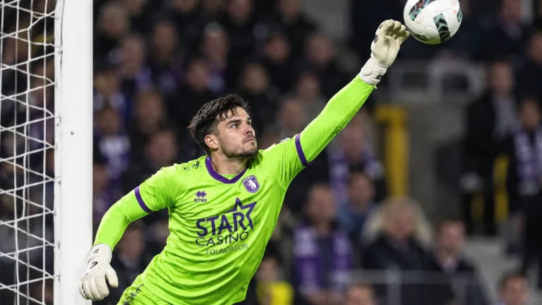 Nick Shinton als doelman van Beerschot in actie bij zijn doel.