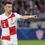 Ivan Perisic wijst tijdens een wedstrijd voor Kroatië op het veld.