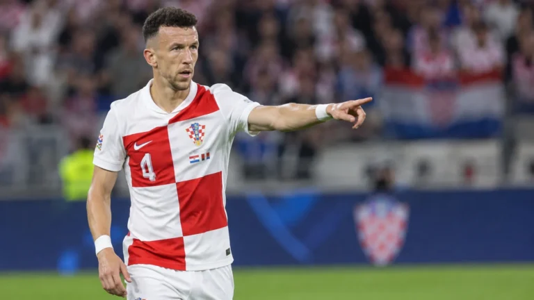 Ivan Perisic wijst tijdens een wedstrijd voor Kroatië op het veld.