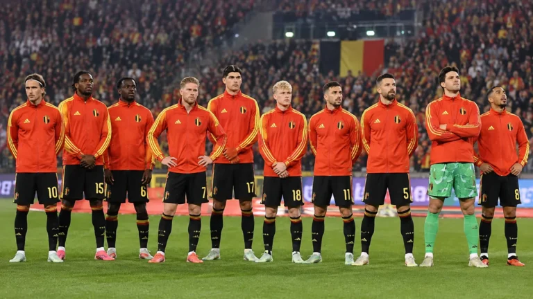 Belgische internationals staan opgesteld voor een interland in een vol stadion.