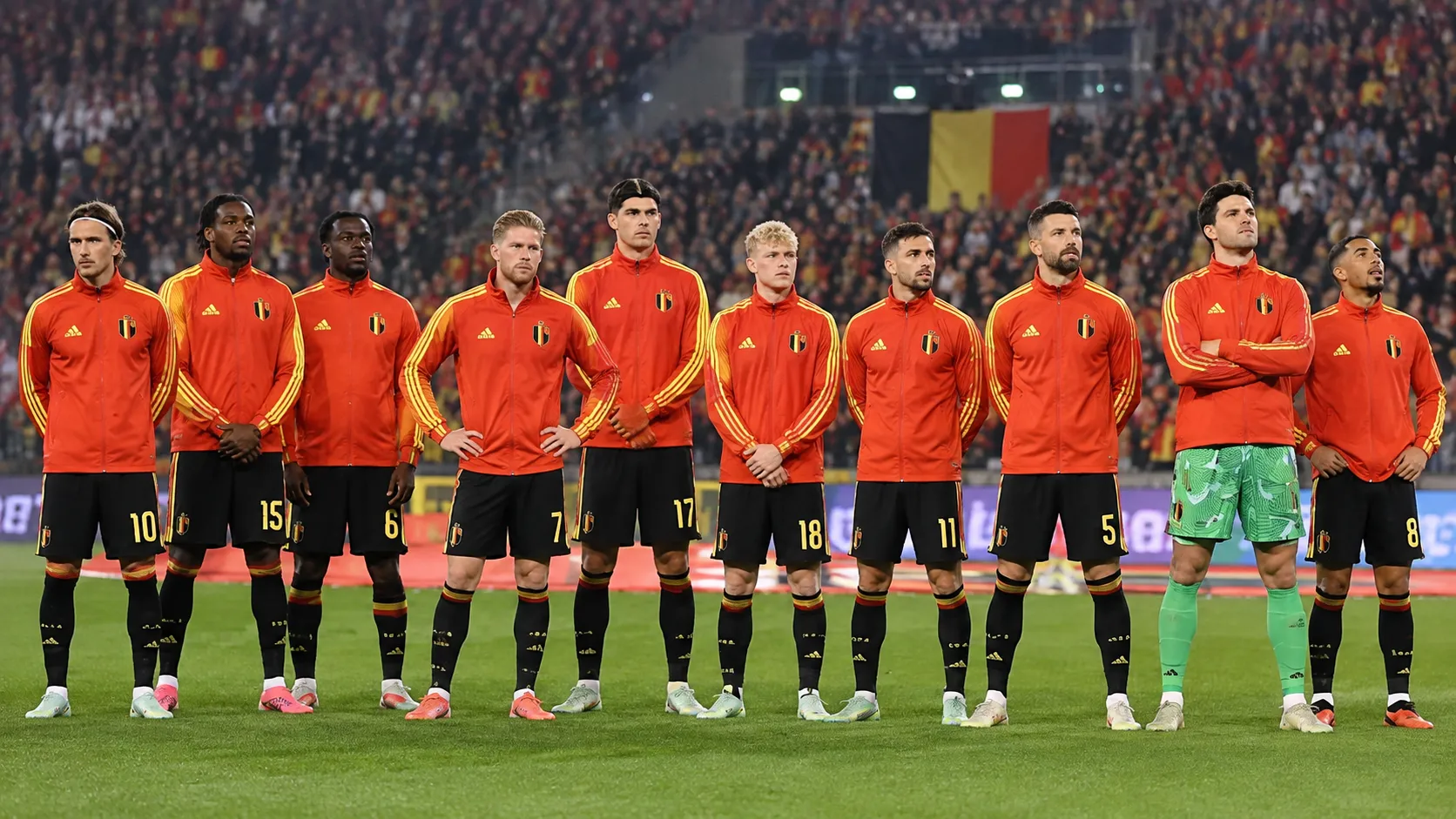 Belgische internationals staan opgesteld voor een interland in een vol stadion.