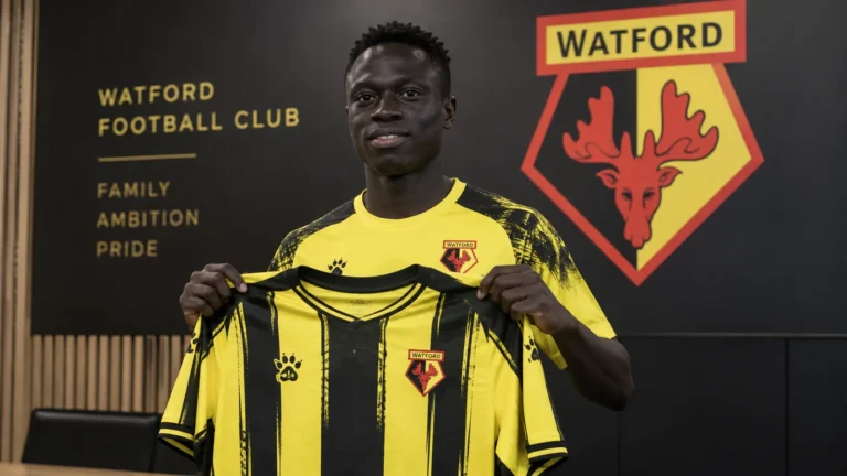 Krépin Diatta poseert tijdens zijn officiële voorstelling bij Watford in clubtenue.