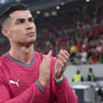 Cristiano Ronaldo in het shirt van Portugal aan de rand van het veld na een interland.