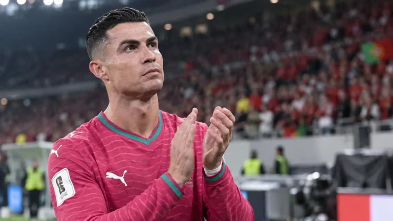 Cristiano Ronaldo in het shirt van Portugal aan de rand van het veld na een interland.