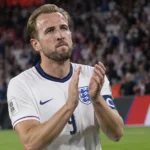 Harry Kane applaudisseert na een interland van Engeland op het veld.