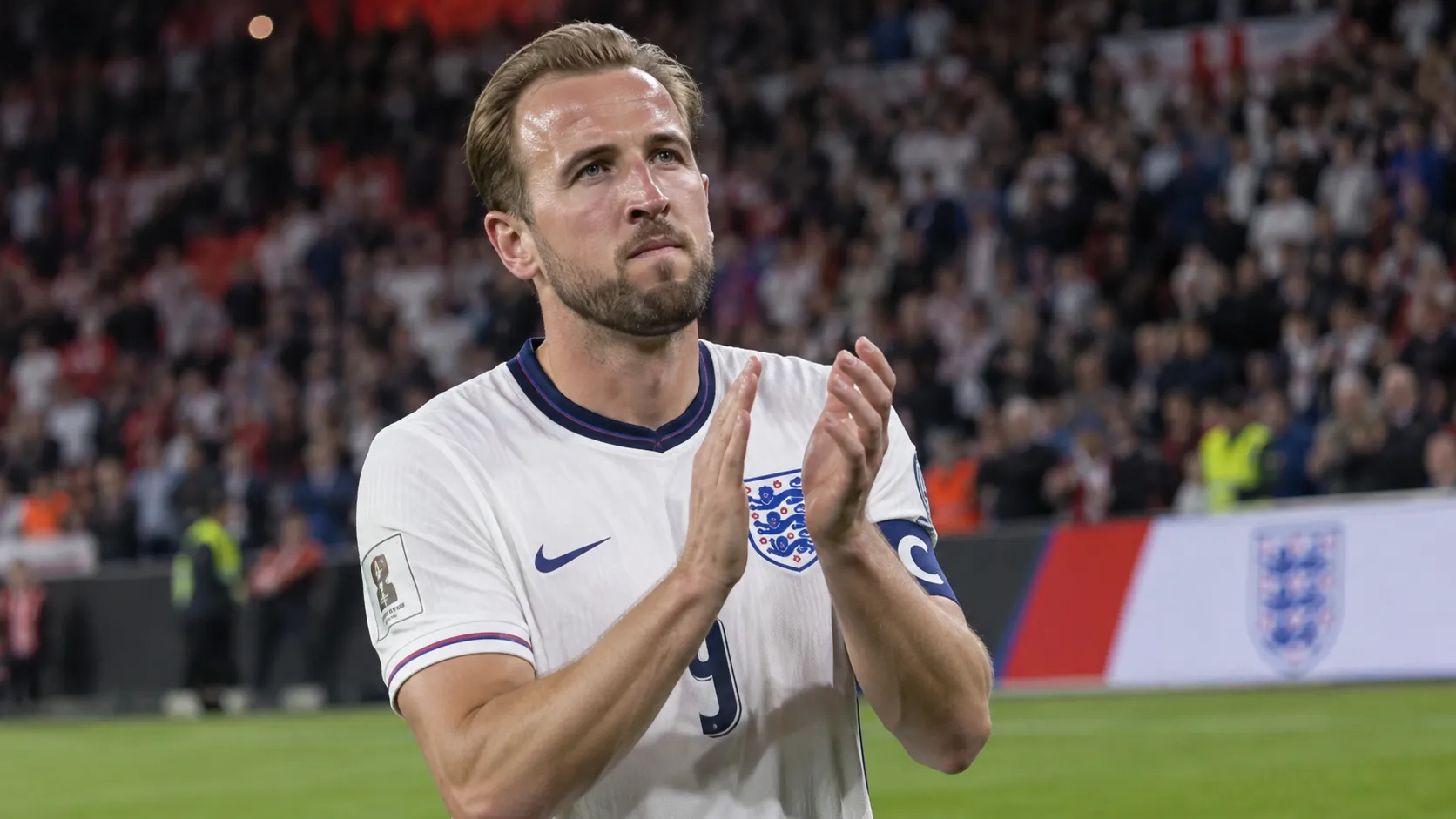 Harry Kane applaudisseert na een interland van Engeland op het veld.