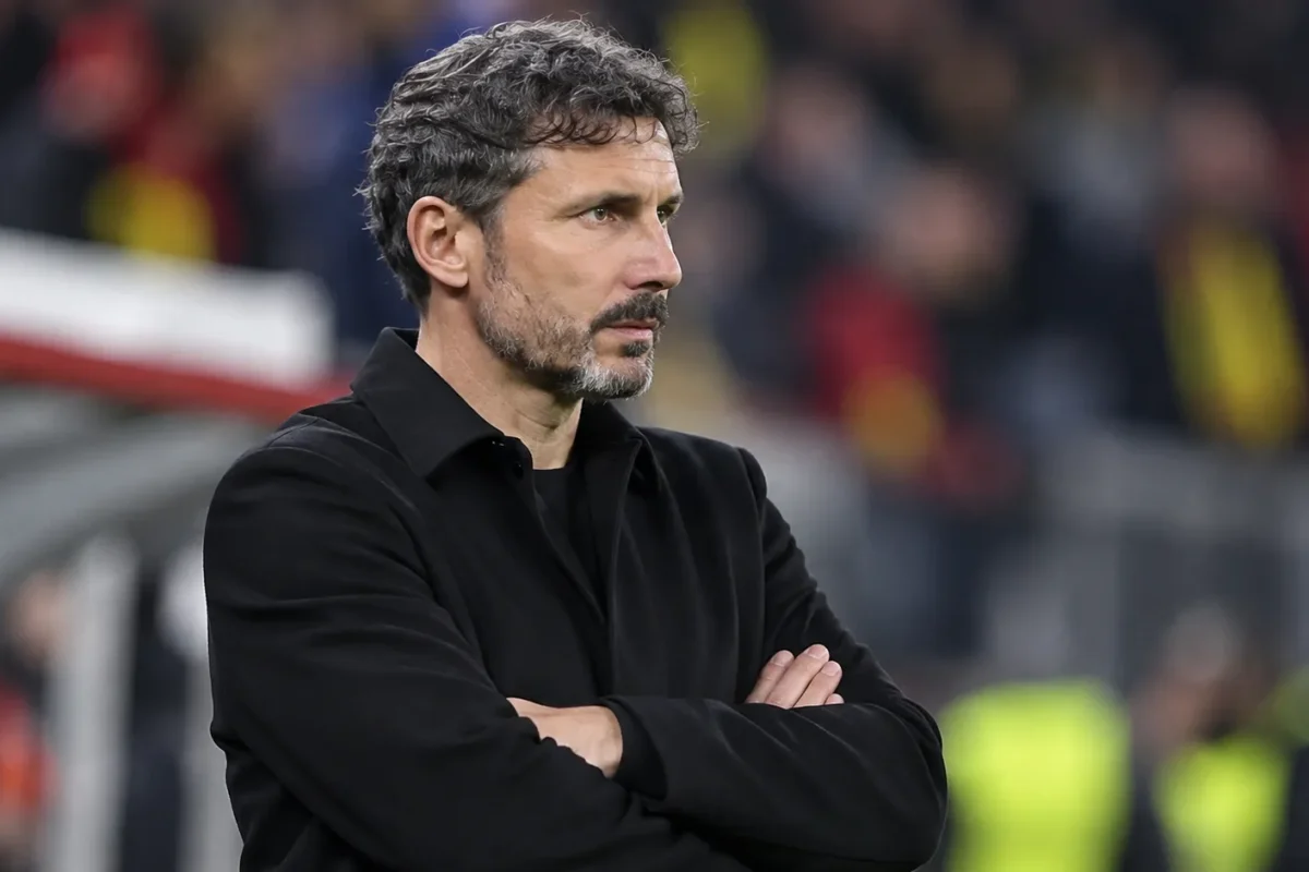 Mark van Bommel kijkt aandachtig toe langs de zijlijn tijdens een interland van België.