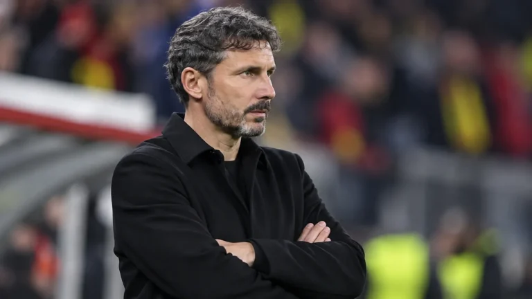Mark van Bommel kijkt aandachtig toe langs de zijlijn tijdens een interland van België.