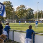 Het voetbalterrein van Koninklijke OLVAC op Sportcentrum Mariënborgh, met blauw-witte clubdetails en lokale clubsfeer.