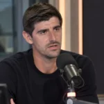 Thibaut Courtois spreekt in een radiostudio tijdens een interview.