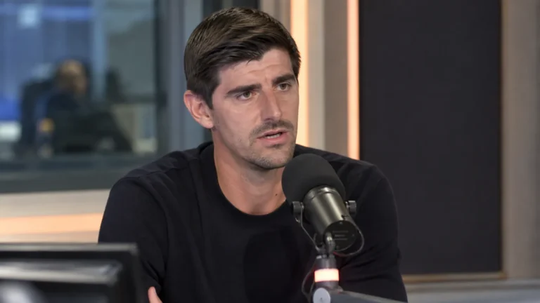 Thibaut Courtois spreekt in een radiostudio tijdens een interview.