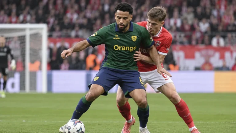 Adem Zorgane van Union Saint-Gilloise in duel tijdens een wedstrijd.