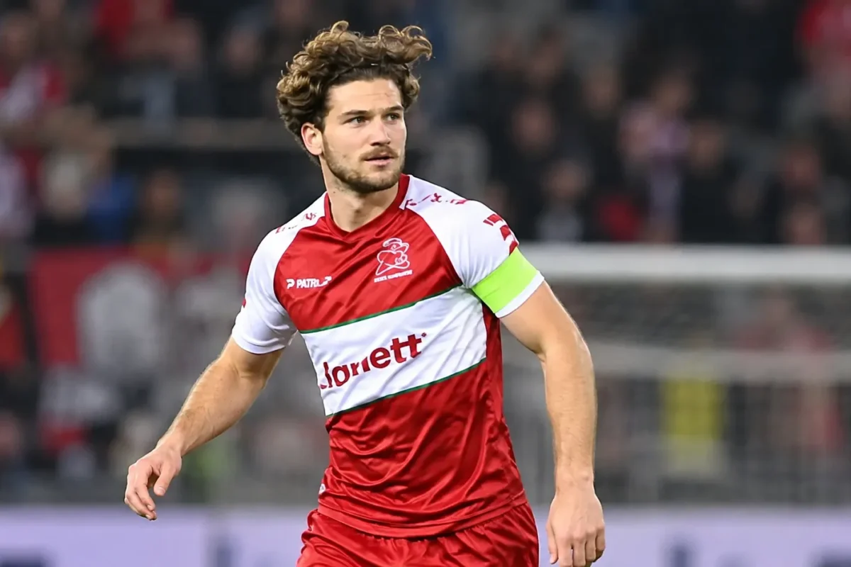 Anton Tanghe in het tenue van Zulte Waregem met de kapiteinsband op het veld.