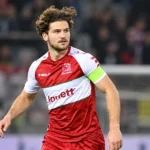 Anton Tanghe in het tenue van Zulte Waregem met de kapiteinsband op het veld.