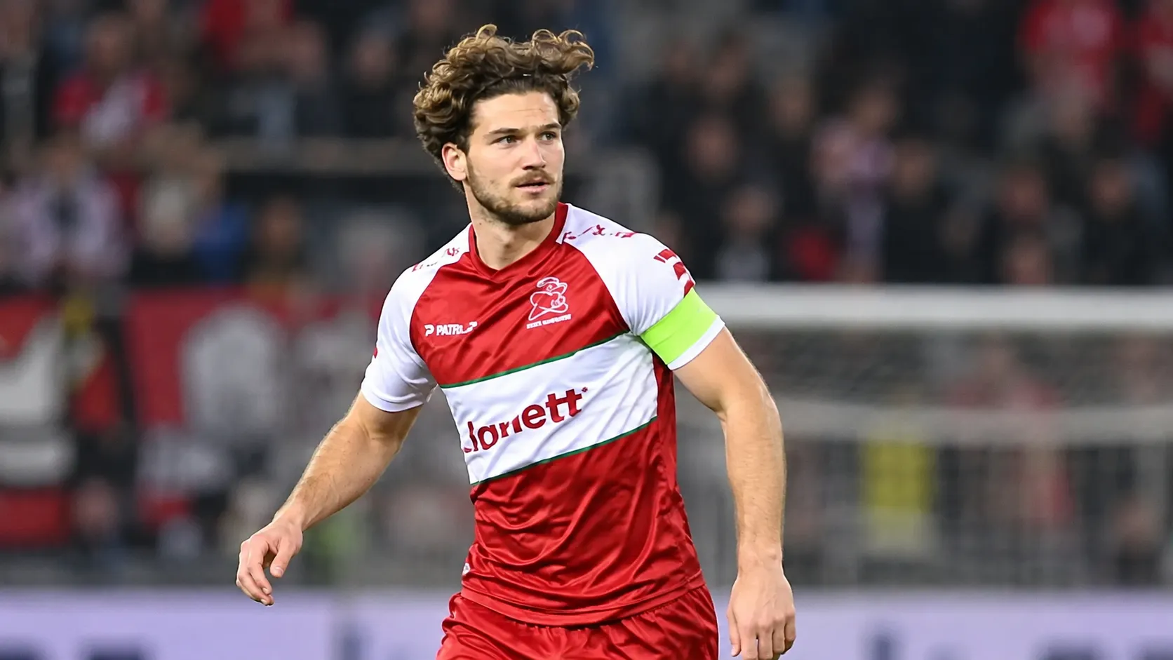 Anton Tanghe in het tenue van Zulte Waregem met de kapiteinsband op het veld.