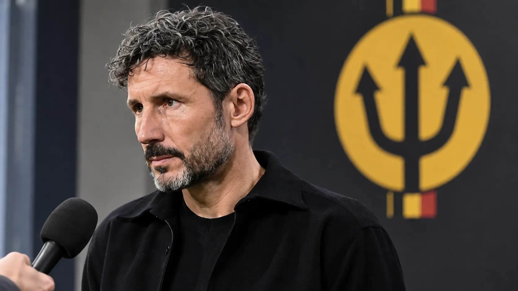 Mark van Bommel spreekt tijdens een media-interview voor de Belgische nationale ploeg.