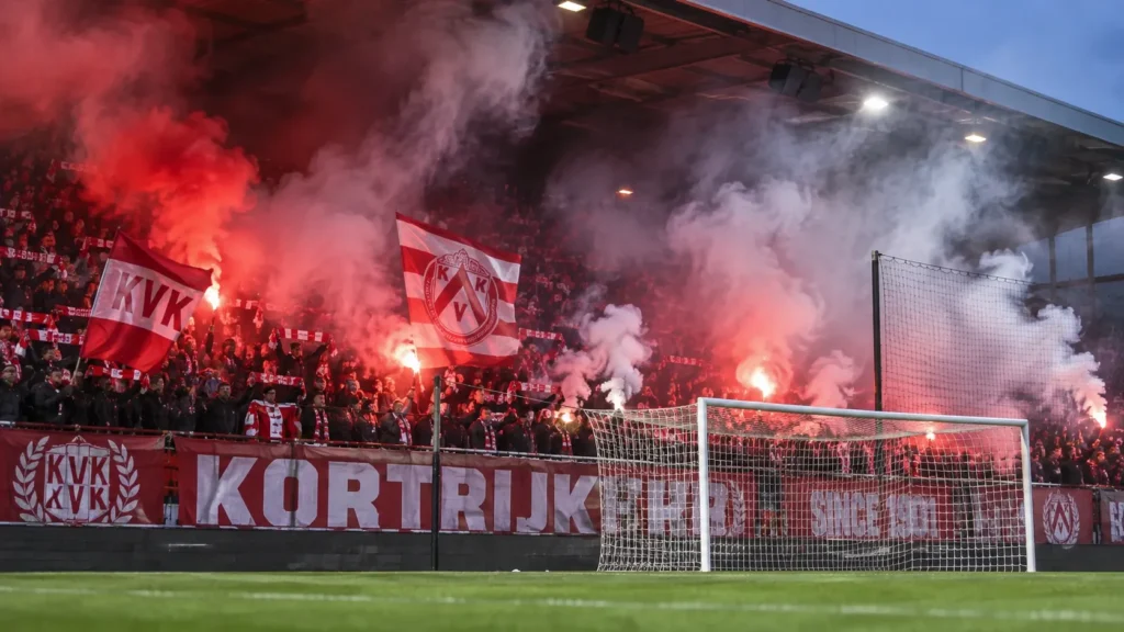 kv-kortrijk-stelt-daniel-beichler-aan-hoofdtrainer Rood-witte supporters van KV Kortrijk zorgen met rookfakkels voor sfeer achter het doel.