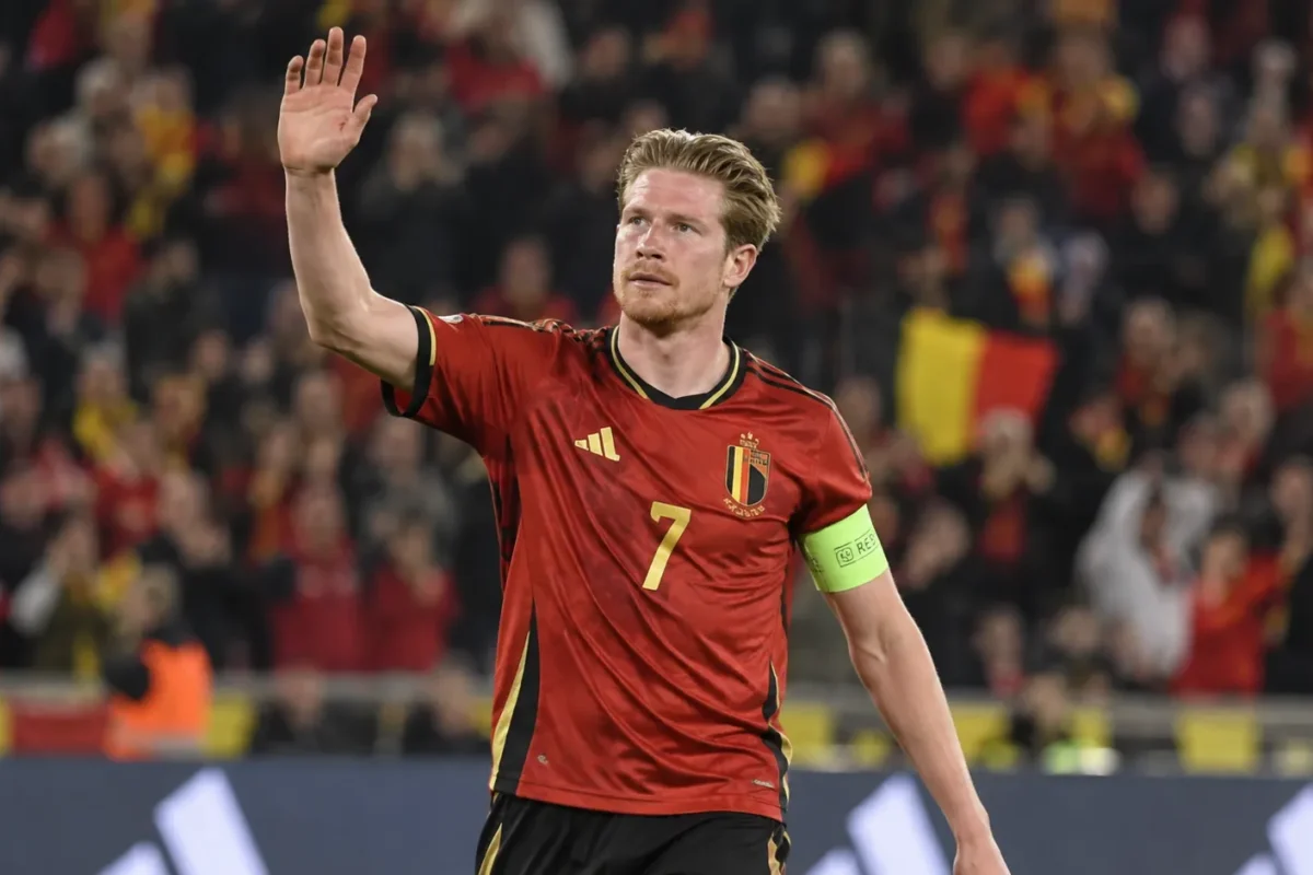 Kevin De Bruyne in het rode tenue van de Rode Duivels tijdens een interlandwedstrijd.