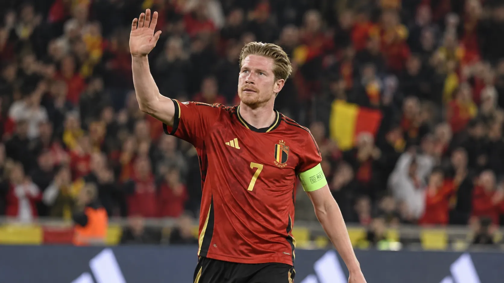 Kevin De Bruyne in het rode tenue van de Rode Duivels tijdens een interlandwedstrijd.