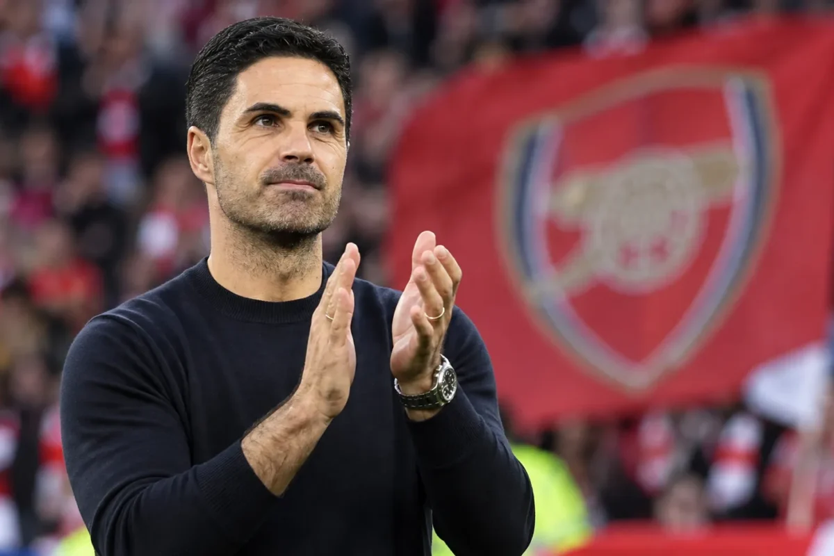 Mikel Arteta applaudisseert langs de zijlijn in een stadion.