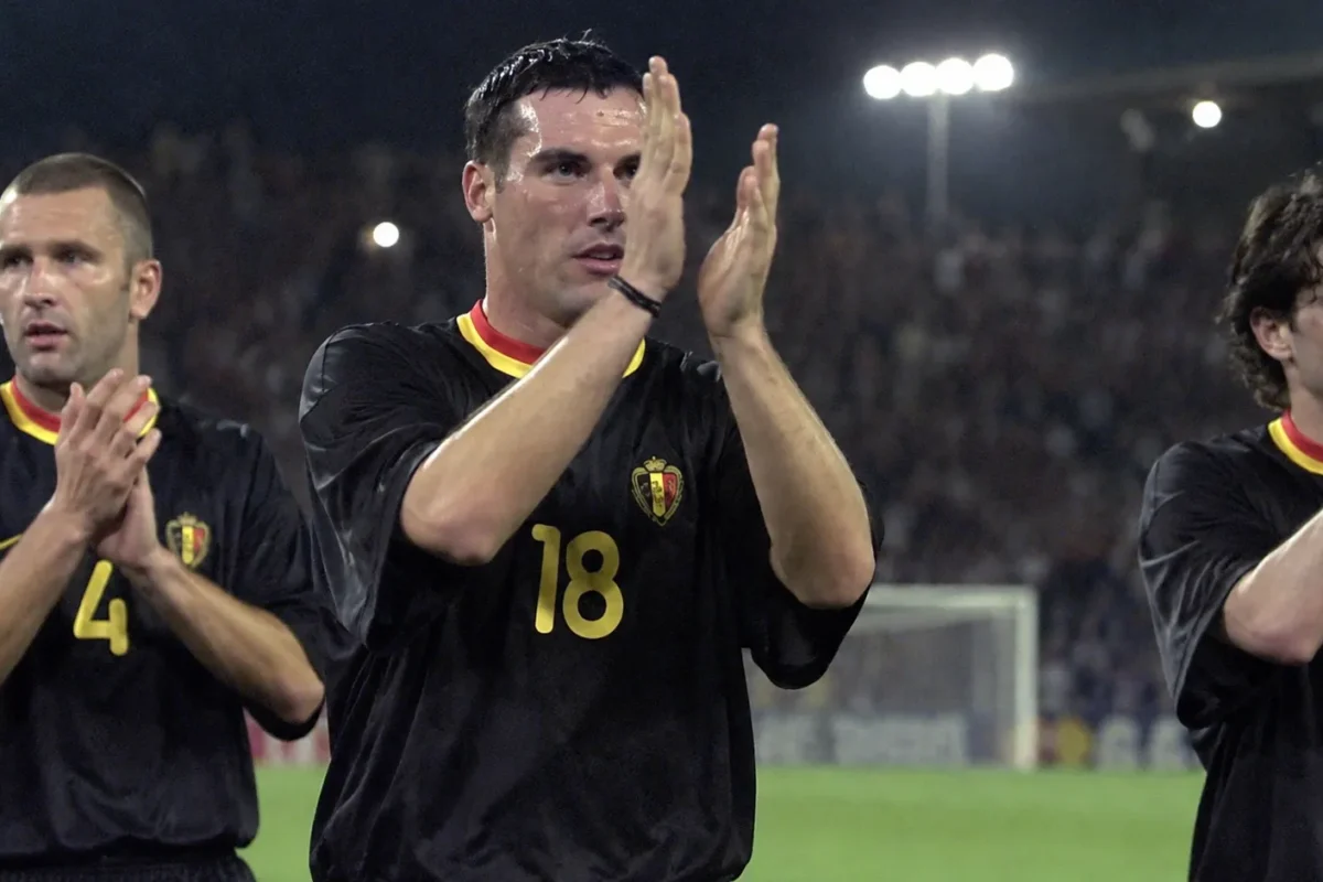 Jurgen Cavens applaudisseert met Belgische ploegmaats na een historische interland.
