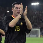 Jurgen Cavens applaudisseert met Belgische ploegmaats na een historische interland.