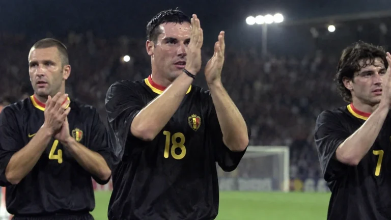 Jurgen Cavens applaudisseert met Belgische ploegmaats na een historische interland.