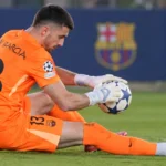 Joan García tijdens een groepstraining in zijn oranje Barcelona-doelmantenue.