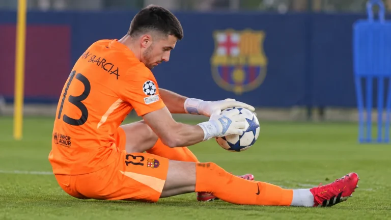 Joan García tijdens een groepstraining in zijn oranje Barcelona-doelmantenue.